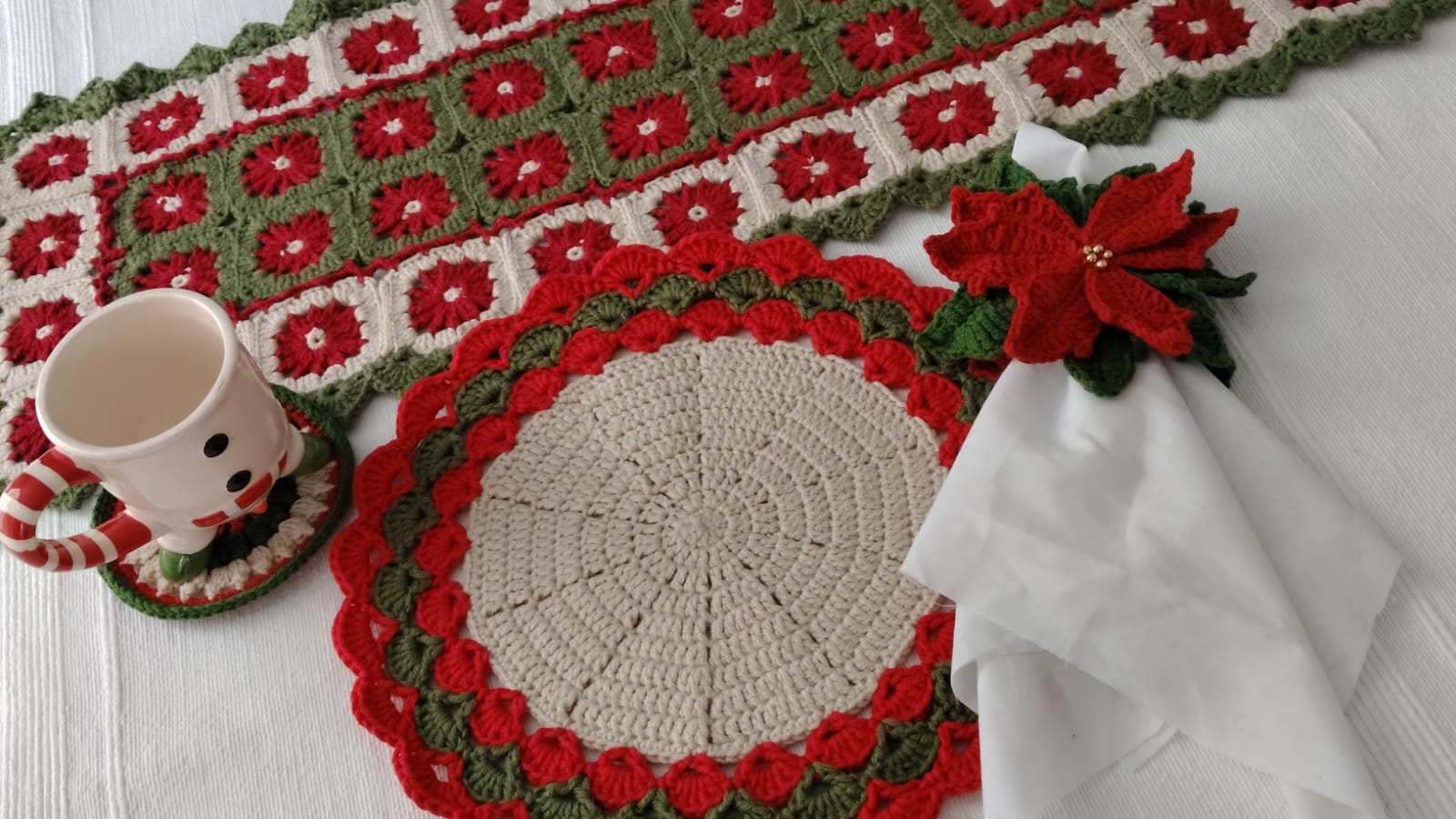 Colección navideña a crochet: camino de mesa, individual, portavasos y servilletero de flor
